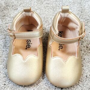 Kensie Girls Gold Shoes with Scalloped Edge & Velcro Strap.  Size 4